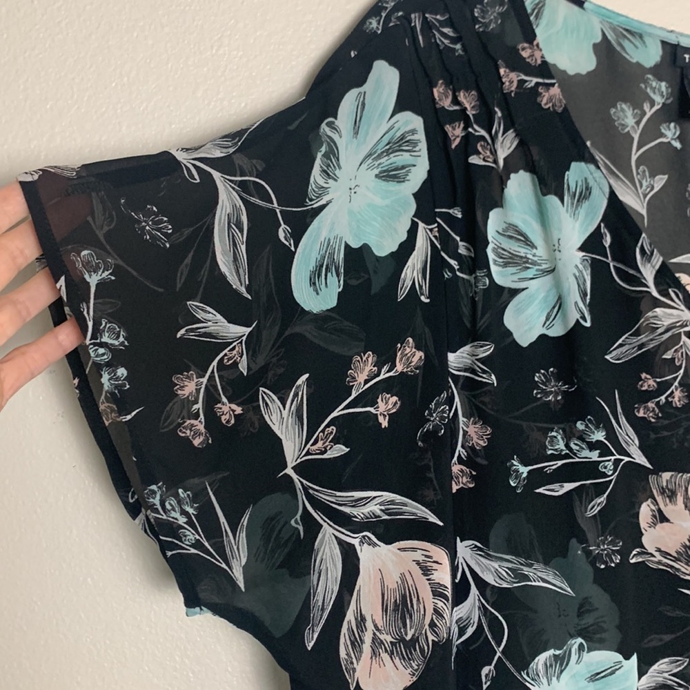Torrid Black Floral Short Sleeve Semi-Sheer Blouse Size 0 - Picture 5 of 11